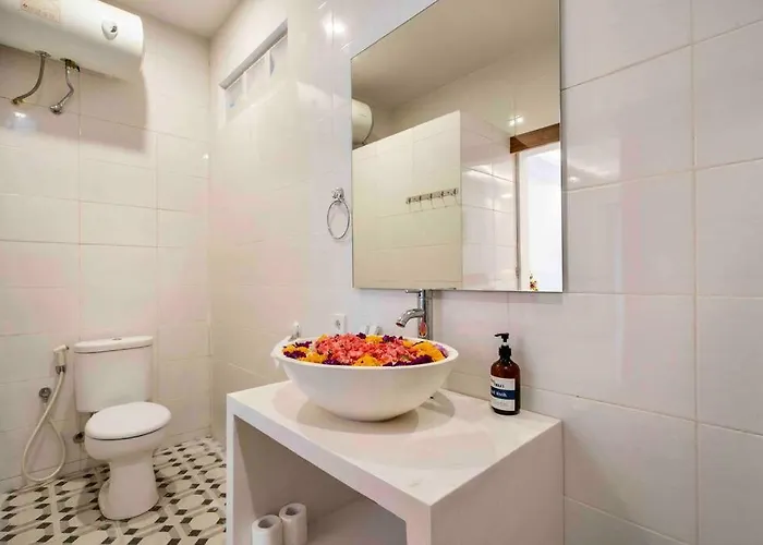 Bens Mertanadi Two-bedroom With Private Pool Kuta 塞米亚克